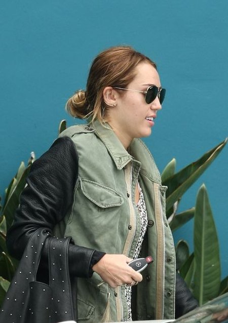 Miley Cyrus bez makijażu i w niedbałej fryzurze (FOTO)