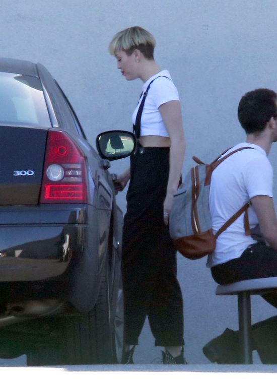 Nowa, chłopięca fryzura Miley Cyrus (FOTO)