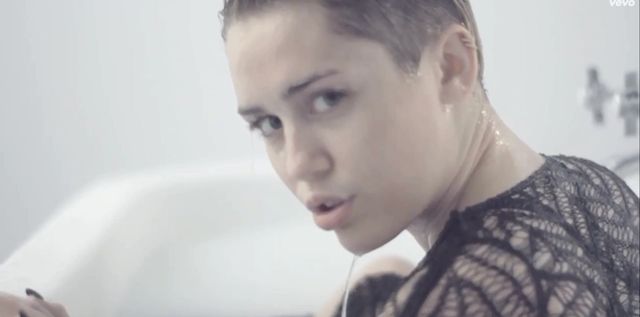 Co Miley Cyrus robi w teledysku do Adore You? (VIDEO)