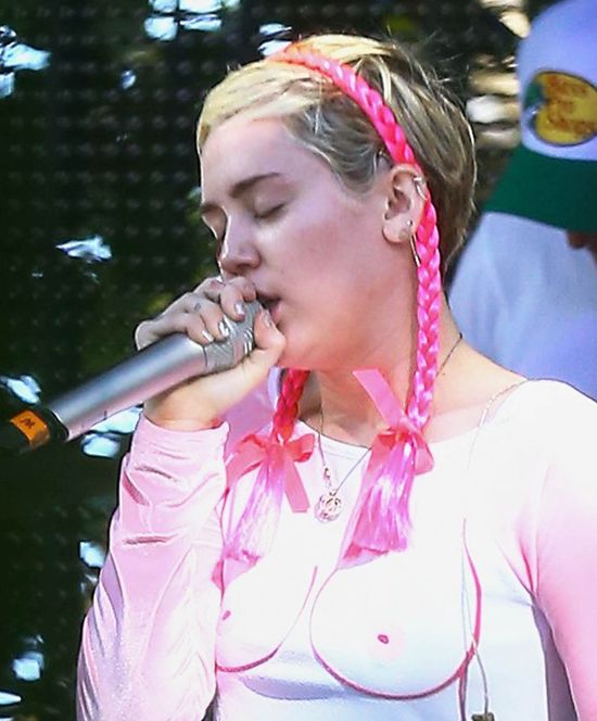 Swoich nie ma, więc nosi dorysowane (FOTO)