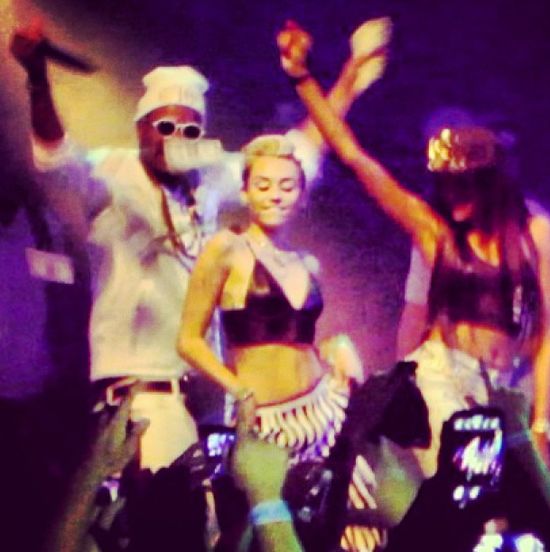 Miley Cyrus pali trawę?