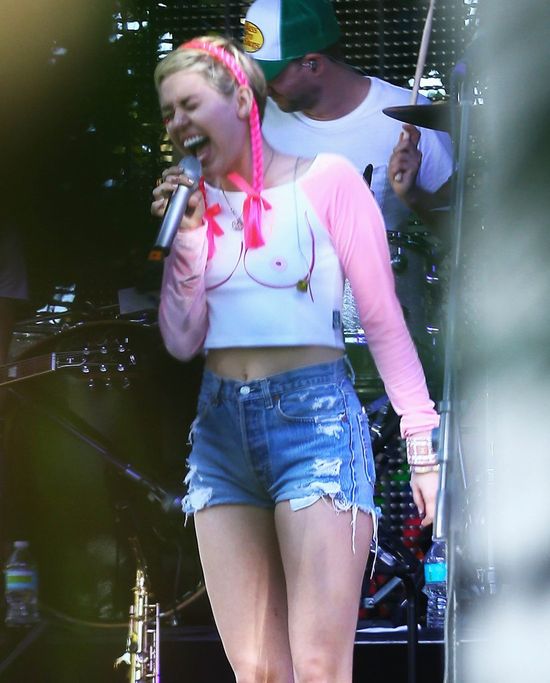 Swoich nie ma, więc nosi dorysowane (FOTO)