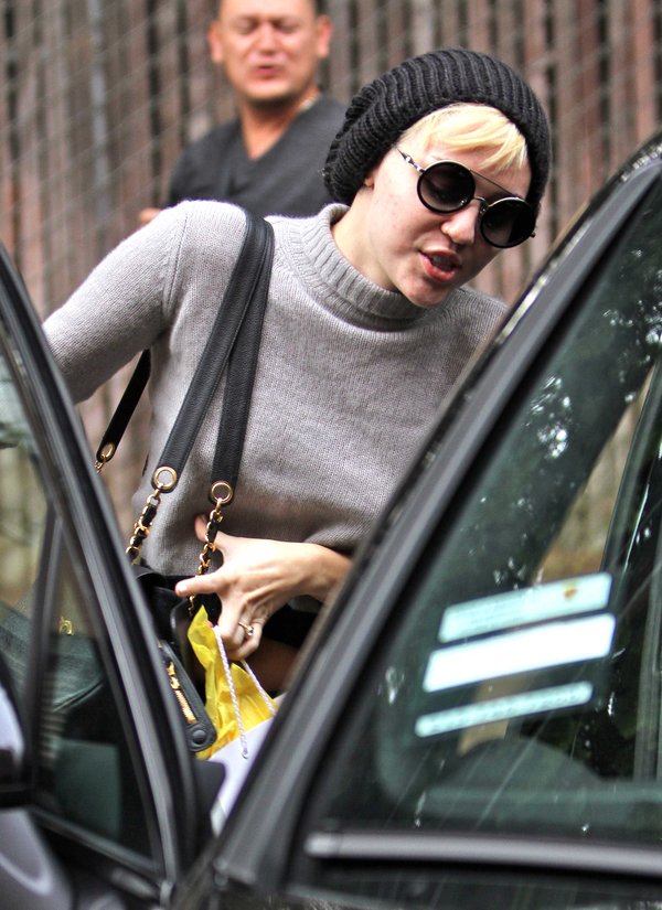 Miley Cyrus ma problemy z cerą (FOTO)