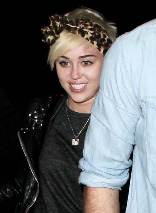 Miley Cyrus - pupa czy włosy? (FOTO) Miley Cyrus - pupa czy włosy? (FOTO)