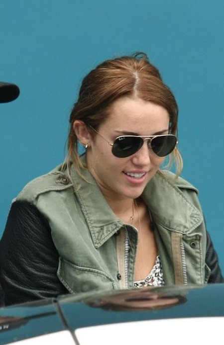 Miley Cyrus bez makijażu i w niedbałej fryzurze (FOTO)