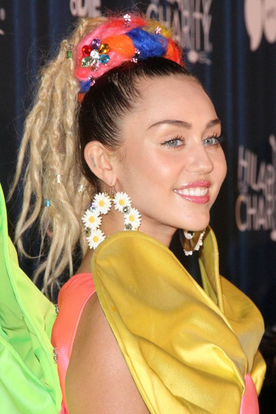 Miley Cyrus jest w ciąży i już jest po ślubie Miley Cyrus jest w ciąży i już jest po ślubie