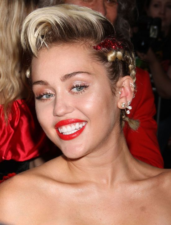 Miley Cyrus pokazała owłosioną pachę (FOTO) Miley Cyrus pokazała owłosioną pachę (FOTO)