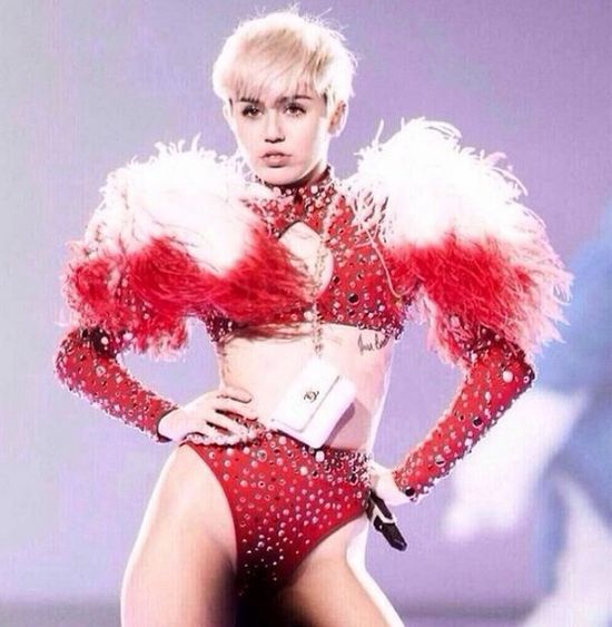  Koncert Miley Cyrus skończył się dla niej 60 szwami!
