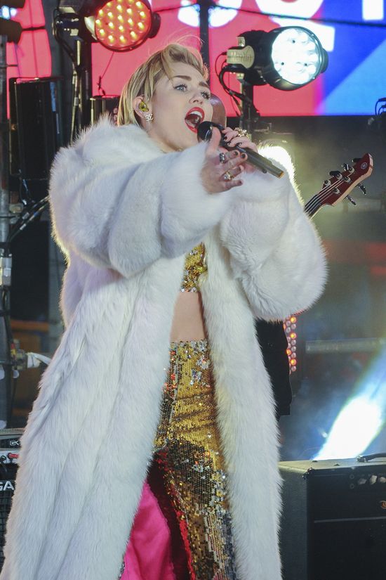 Miley Cyrus na Sylwestra... była w pracy (FOTO)
