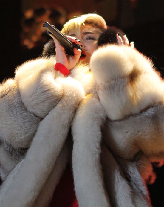 Miley Cyrus przynudza na scenie (FOTO)  