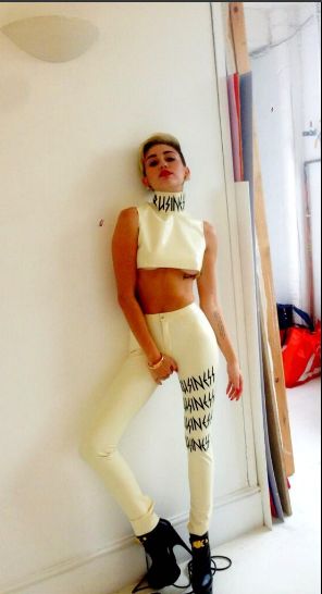 Miley Cyrus - piersi na wierzchu i ręka w kroczu (FOTO) Miley Cyrus - piersi na wierzchu i ręka w kroczu (FOTO)