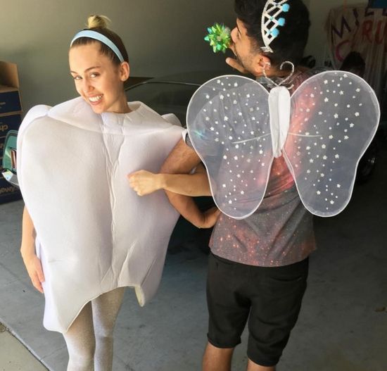 Selena Gomez jedzie po stroju Miley Cyrus (FOTO) Selena Gomez jedzie po stroju Miley Cyrus (FOTO)