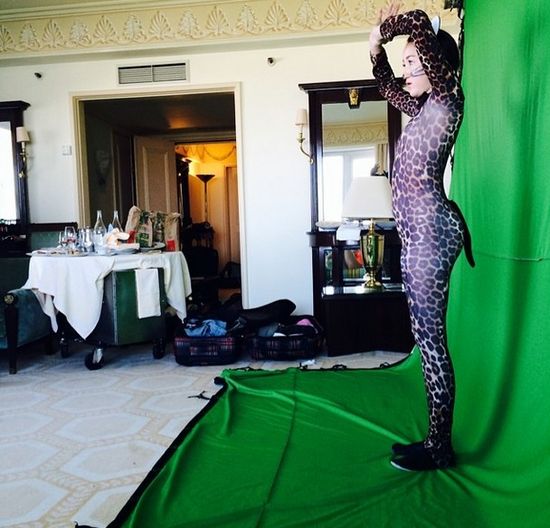 Miley Cyrus zaprosiła siostrę do drapieżnej sesji (FOTO)