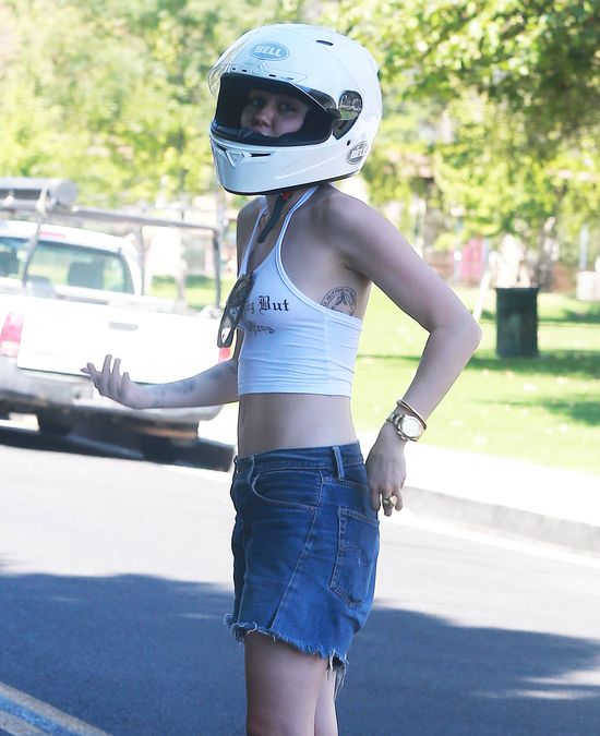 To cud, że wiatr nie zdmuchnął jej z motoru (FOTO)