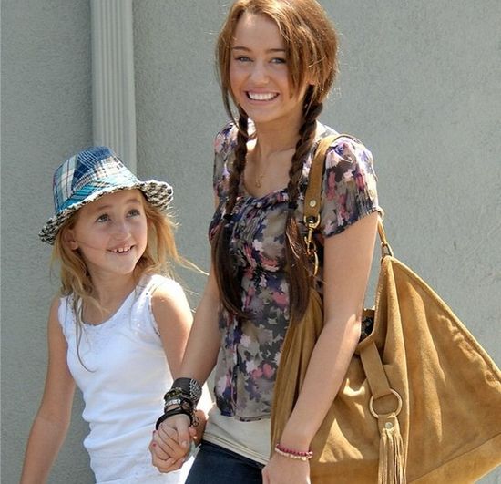 14-letnia Noah Cyrus upija się z siostrą!