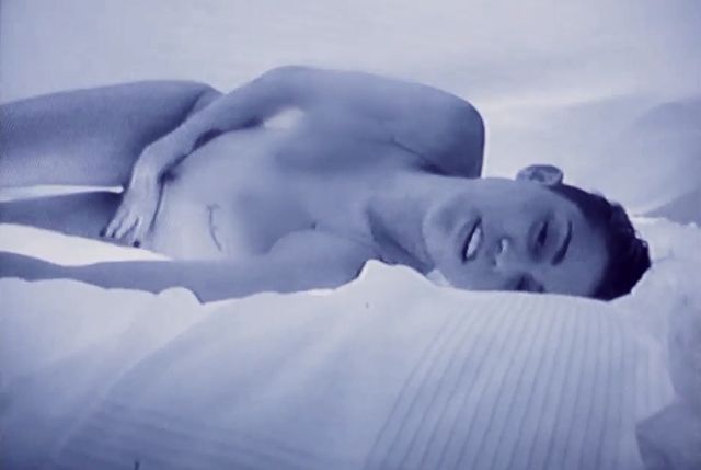 Co Miley Cyrus robi w teledysku do Adore You? (VIDEO)