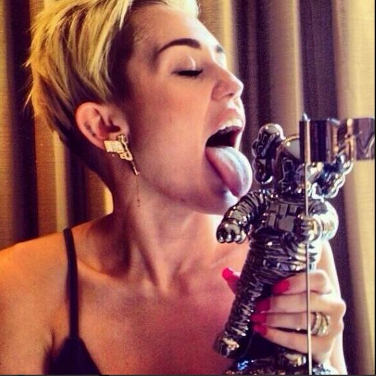 Miley Cyrus - piersi na wierzchu i ręka w kroczu (FOTO) Miley Cyrus - piersi na wierzchu i ręka w kroczu (FOTO)