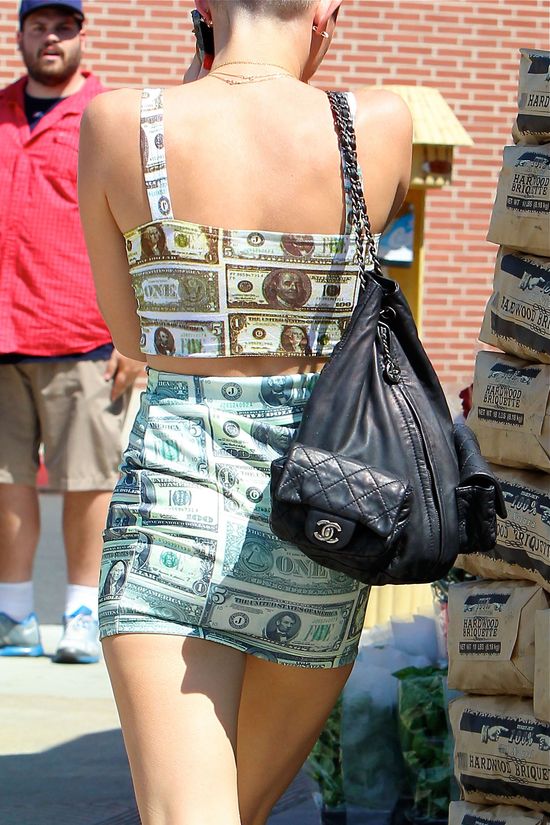 Miley Cyrus cała w dolarach (FOTO)
