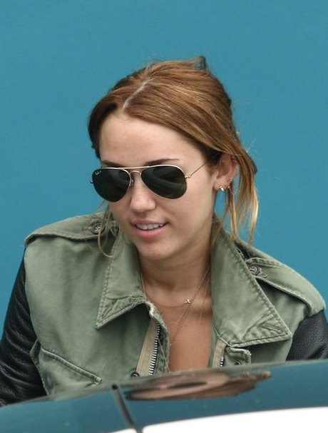 Miley Cyrus bez makijażu i w niedbałej fryzurze (FOTO)