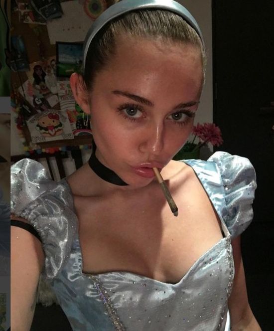 Selena Gomez jedzie po stroju Miley Cyrus (FOTO)