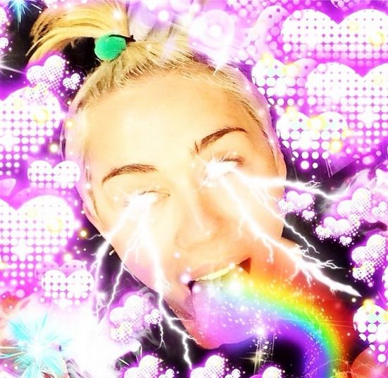 Miley Cyrus zaprosiła siostrę do drapieżnej sesji (FOTO)