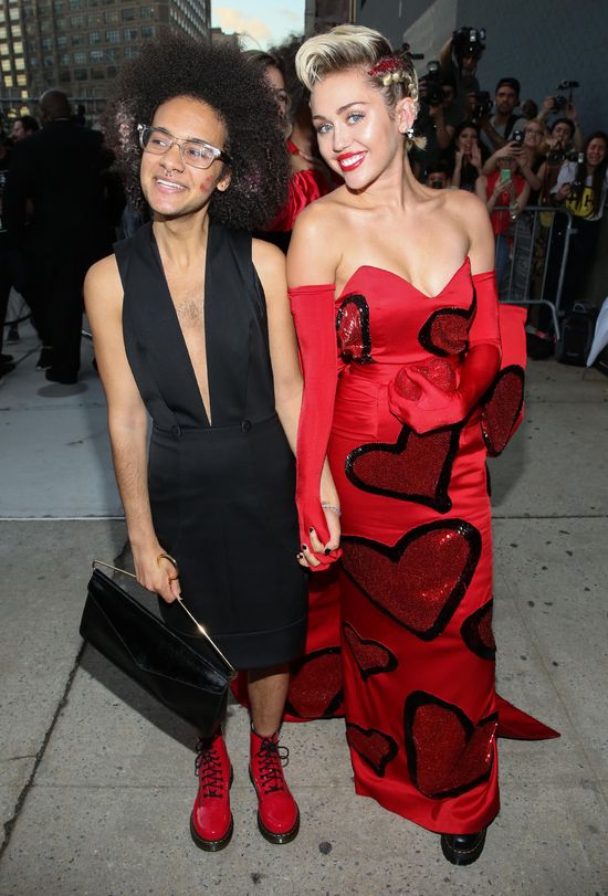 Miley Cyrus pokazała owłosioną pachę (FOTO) Miley Cyrus pokazała owłosioną pachę (FOTO)