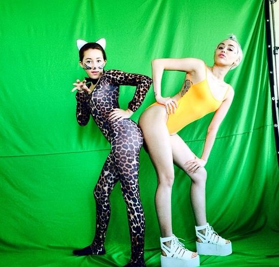 Miley Cyrus zaprosiła siostrę do drapieżnej sesji (FOTO)