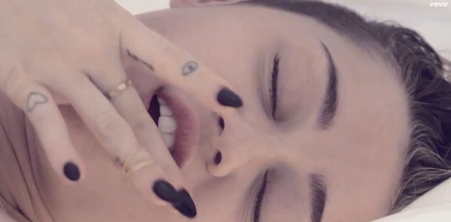 Co Miley Cyrus robi w teledysku do Adore You? (VIDEO)