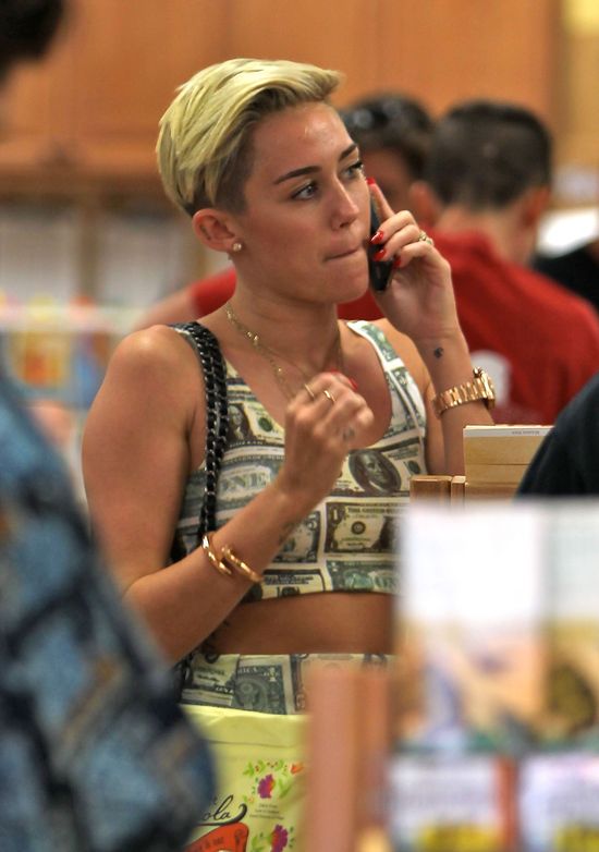 Miley Cyrus cała w dolarach (FOTO)