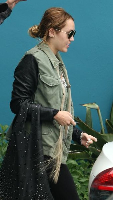 Miley Cyrus bez makijażu i w niedbałej fryzurze (FOTO)