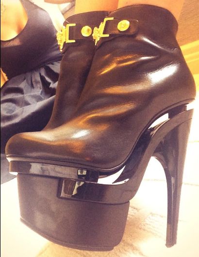 Miley Cyrus - piersi na wierzchu i ręka w kroczu (FOTO) Miley Cyrus - piersi na wierzchu i ręka w kroczu (FOTO)