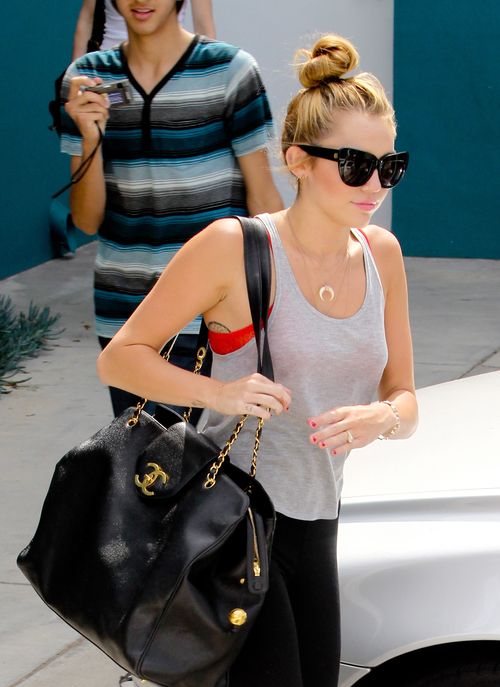 Miley Cyrus ręcznik nosi w wielkiej torbie Chanel (FOTO) Miley Cyrus ręcznik nosi w wielkiej torbie Chanel (FOTO)