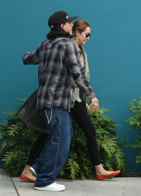 Miley Cyrus bez makijażu i w niedbałej fryzurze (FOTO)