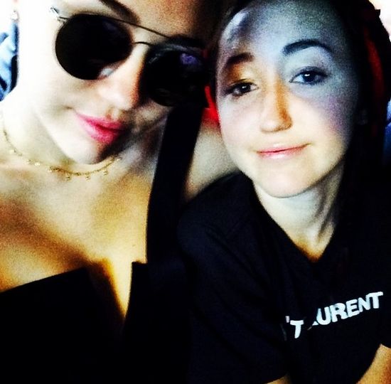 Miley Cyrus zaprosiła siostrę do drapieżnej sesji (FOTO)