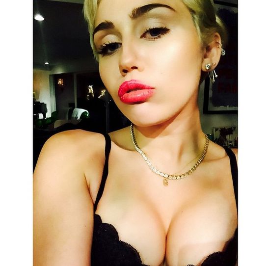 Miley Cyrus powiększyła piersi? (FOTO)