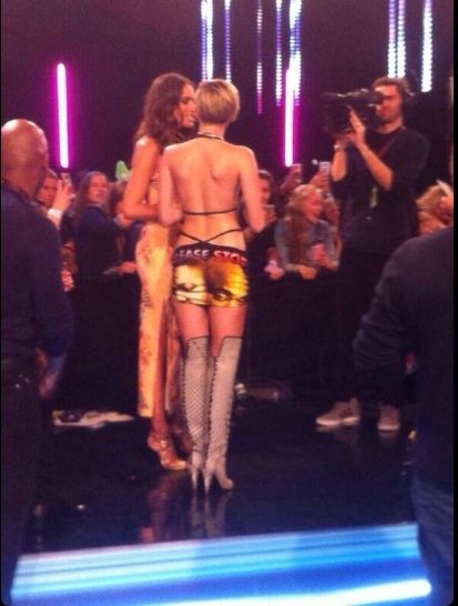 Miley Cyrus SZOKUJE znowu!