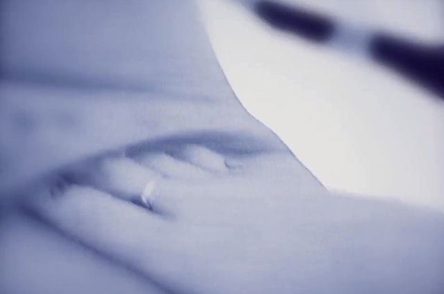 Co Miley Cyrus robi w teledysku do Adore You? (VIDEO)