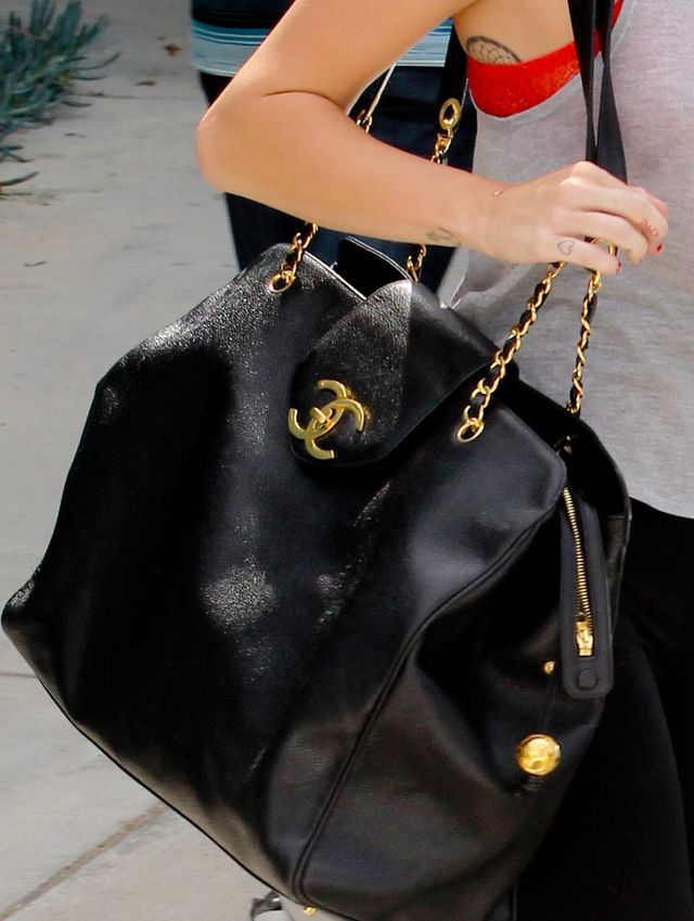 Miley Cyrus ręcznik nosi w wielkiej torbie Chanel (FOTO) Miley Cyrus ręcznik nosi w wielkiej torbie Chanel (FOTO)