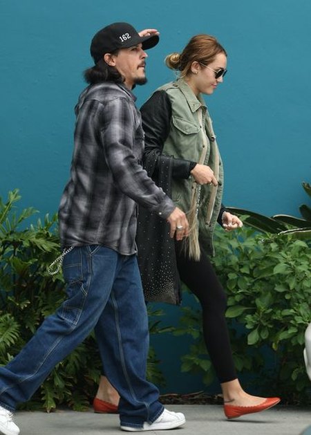 Miley Cyrus bez makijażu i w niedbałej fryzurze (FOTO)