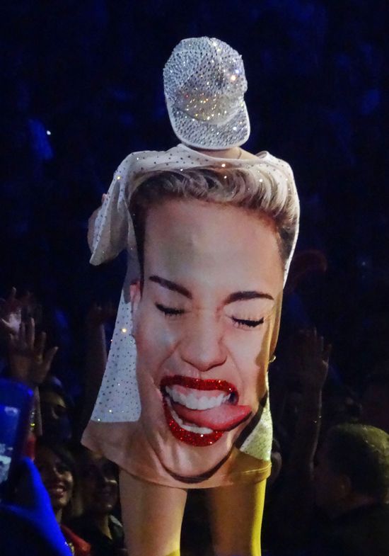 Narcystyczny koncert Miley Cyrus (FOTO) Narcystyczny koncert Miley Cyrus (FOTO)