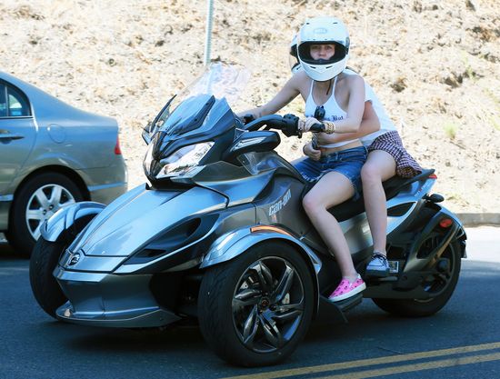 To cud, że wiatr nie zdmuchnął jej z motoru (FOTO)