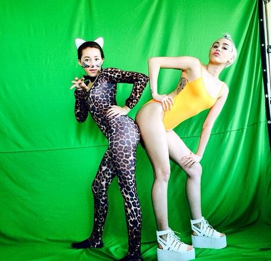 14-letnia Noah Cyrus upija się z siostrą!