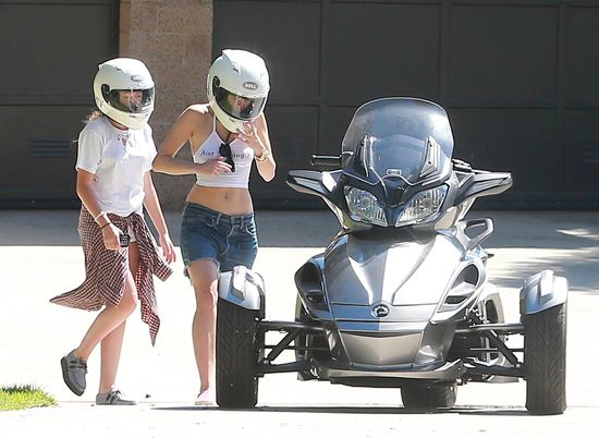 To cud, że wiatr nie zdmuchnął jej z motoru (FOTO)