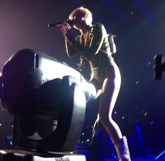  Koncert Miley Cyrus skończył się dla niej 60 szwami!