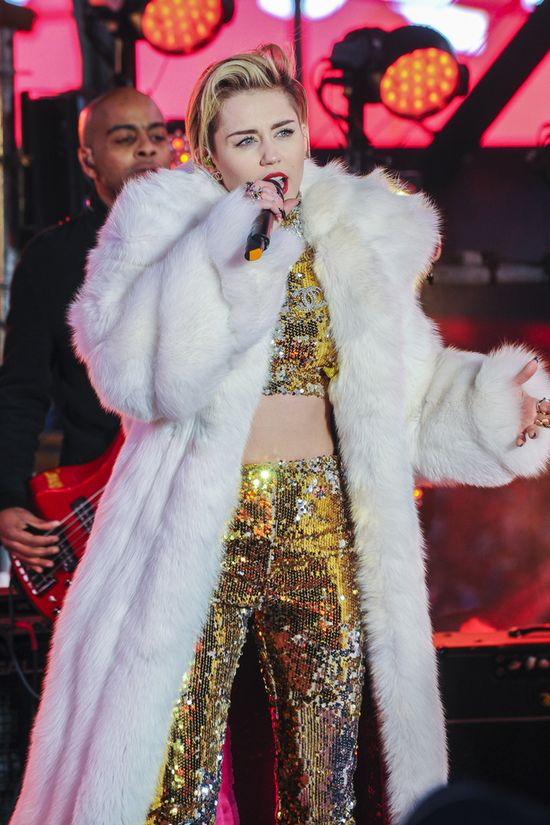 Miley Cyrus na Sylwestra... była w pracy (FOTO)