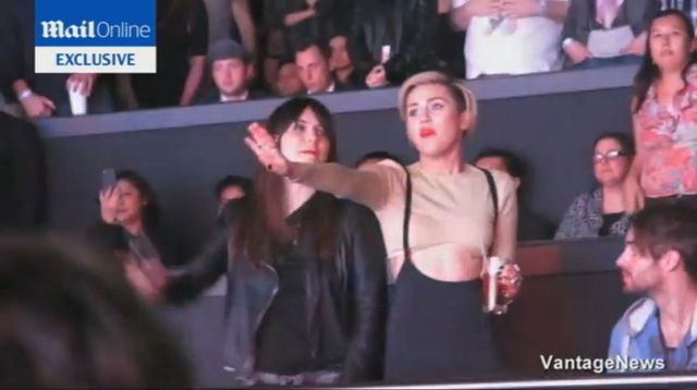 Tak Gomez i Cyrus bawiły się na koncercie Spears (VIDEO) Tak Gomez i Cyrus bawiły się na koncercie Spears (VIDEO)