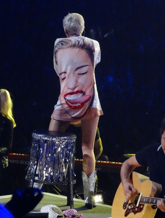 Narcystyczny koncert Miley Cyrus (FOTO) Narcystyczny koncert Miley Cyrus (FOTO)