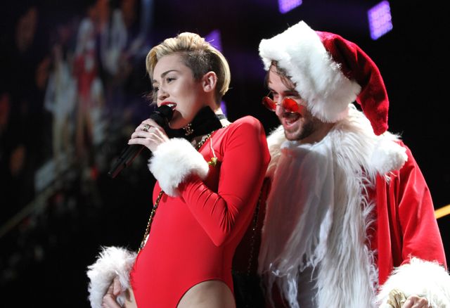 Miley Cyrus przynudza na scenie (FOTO)  