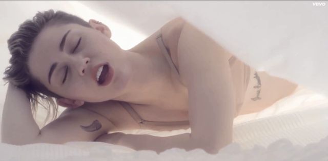 Co Miley Cyrus robi w teledysku do Adore You? (VIDEO)