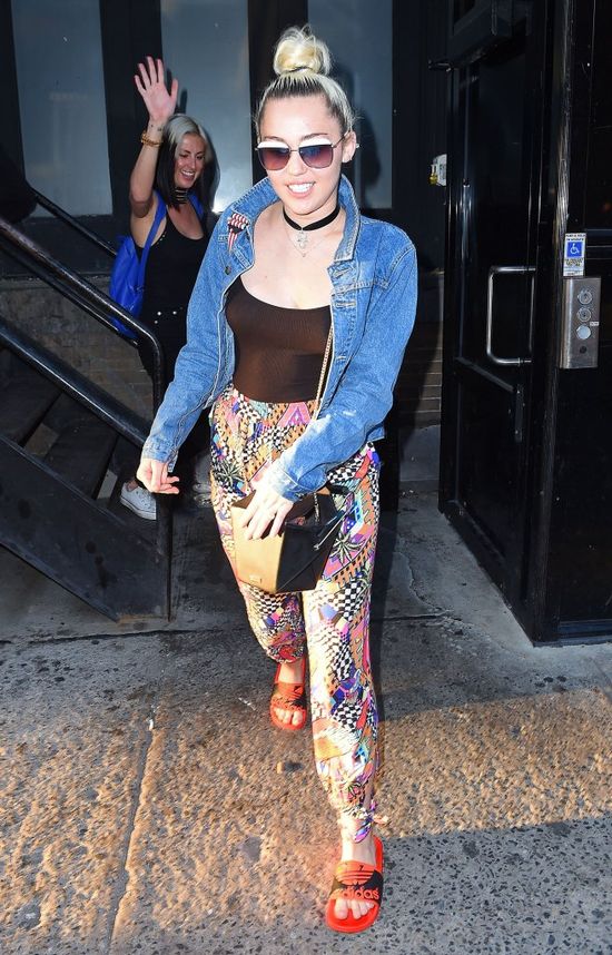 Sukces Liama! Miley Cyrus zaczyna przypominać KOBIETĘ! (FOTO)